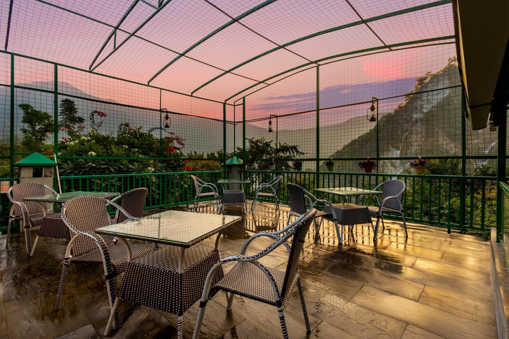 Hotel Sterling Corbett Garjia Esterno foto