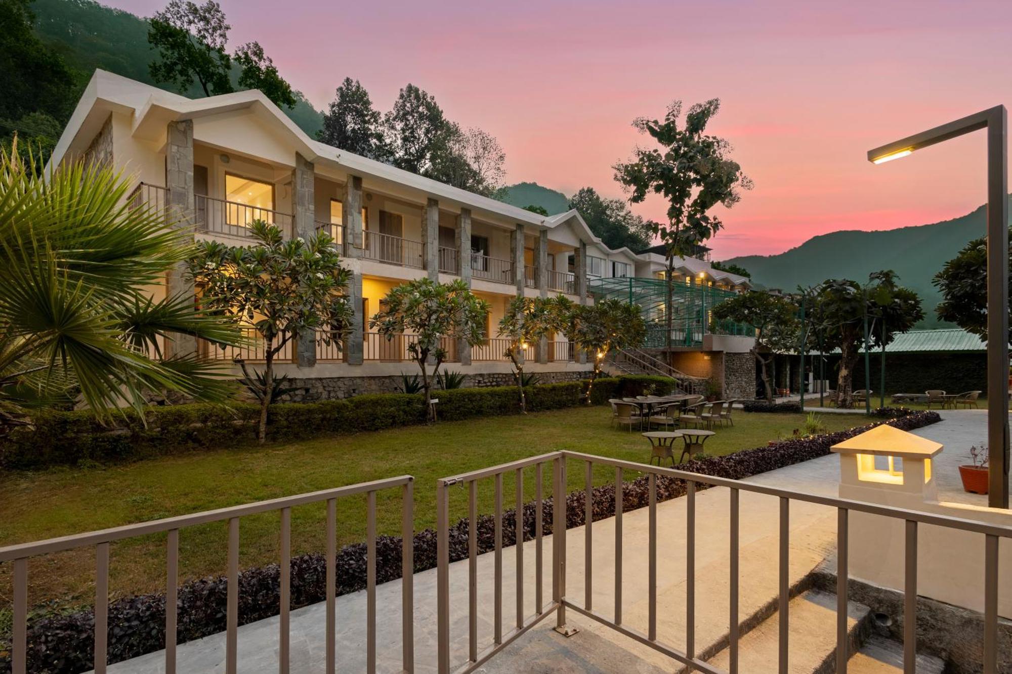 Hotel Sterling Corbett Garjia Esterno foto